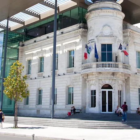 Calme Avec Piscine Et A Proche Hopital Tram Et Parc D Activite