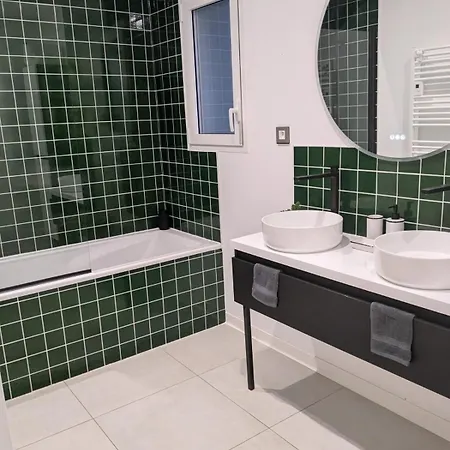 Calme Avec Piscine Et A Proche Hopital Tram Et Parc D Activite Villa *
