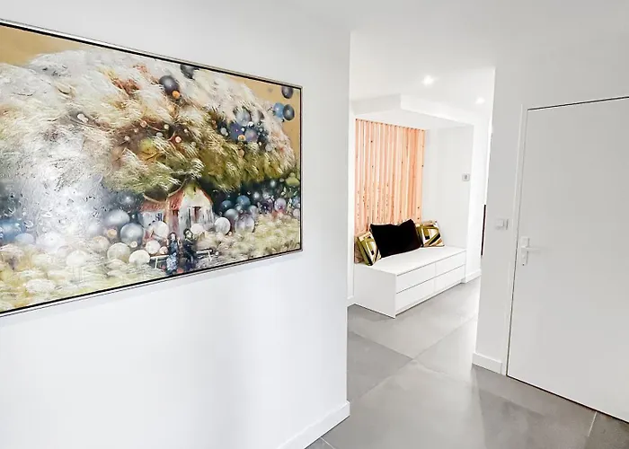 Calme Avec Piscine Et A Proche Hopital Tram Et Parc D Activite *