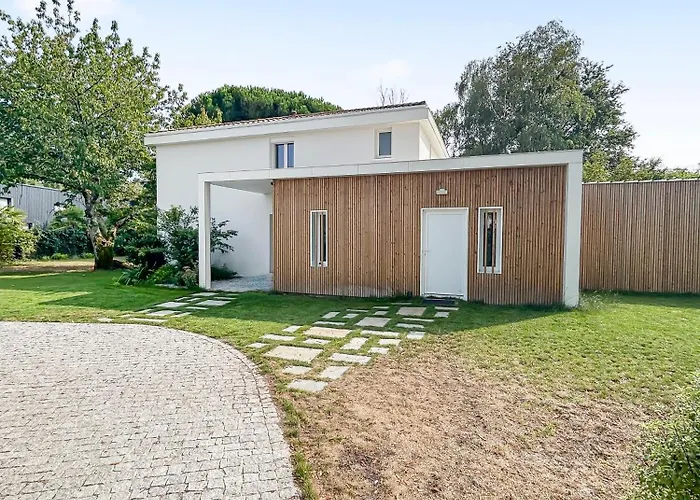 Calme Avec Piscine Et A Proche Hopital Tram Et Parc D Activite *