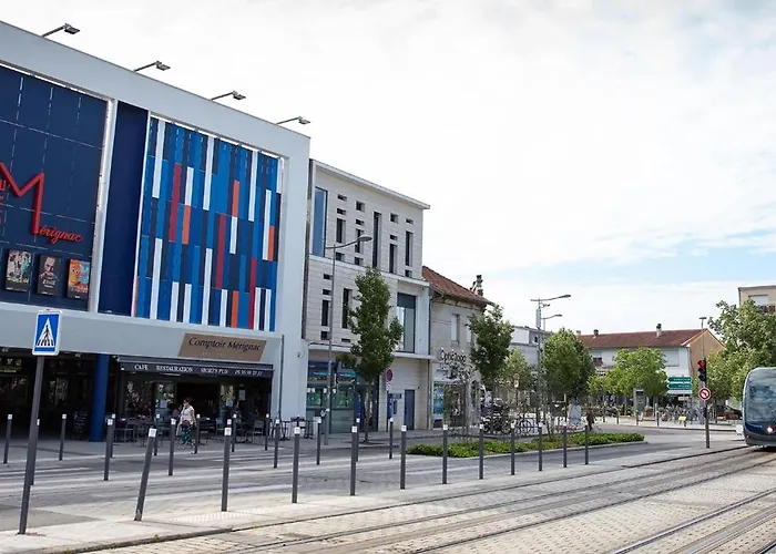 Calme Avec Piscine Et A Proche Hopital Tram Et Parc D Activite