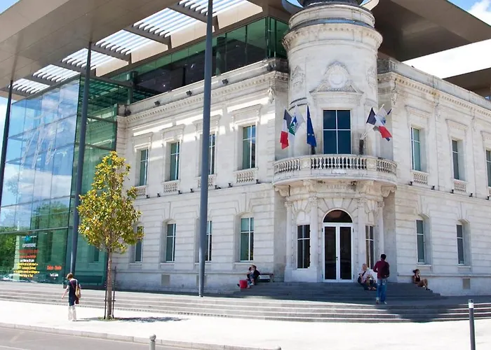 Calme Avec Piscine Et A Proche Hopital Tram Et Parc D Activite
