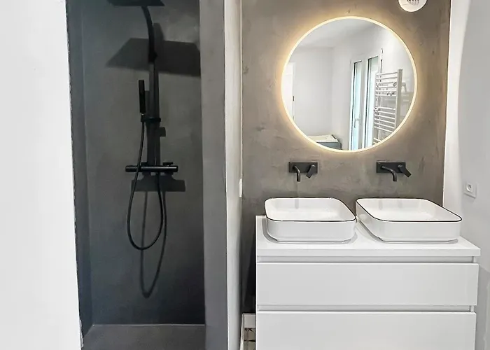 Calme Avec Piscine Et A Proche Hopital Tram Et Parc D Activite 别墅