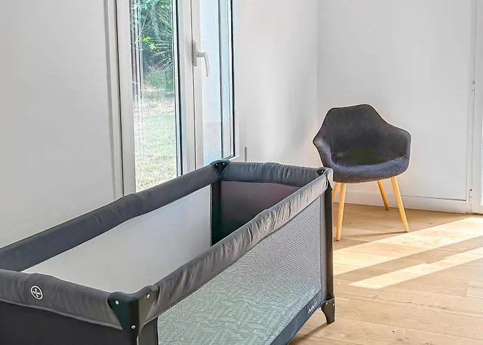 Calme Avec Piscine Et A Proche Hopital Tram Et Parc D Activite Вілла