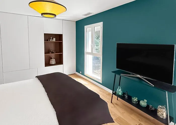 Calme Avec Piscine Et A Proche Hopital Tram Et Parc D Activite Мериньяк