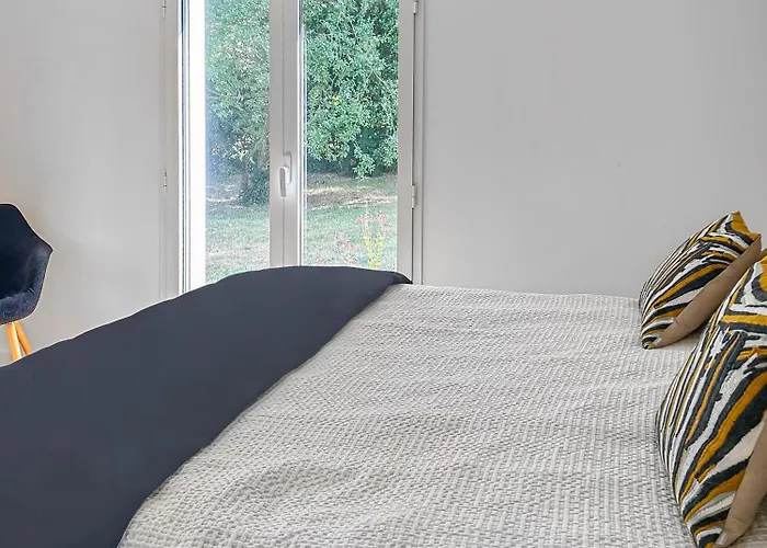 Calme Avec Piscine Et A Proche Hopital Tram Et Parc D Activite *