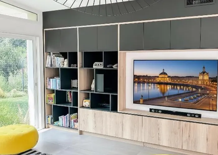 Calme Avec Piscine Et A Proche Hopital Tram Et Parc D Activite Мериньяк