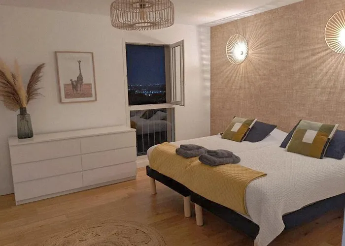 Calme Avec Piscine Et A Proche Hopital Tram Et Parc D Activite Вілла